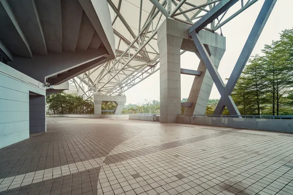 Piattaforma a pavimento e lo sfondo costruzione moderna — Foto Stock