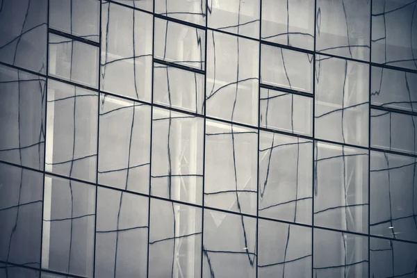 Стеклянная стена в современном офисном здании — стоковое фото