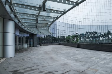 Modern ofis binasının cam duvarı.