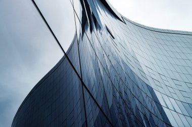 Modern ofis binasının cam duvarı.