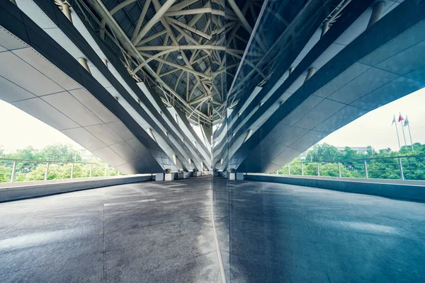 Piattaforma a pavimento e lo sfondo costruzione moderna — Foto Stock