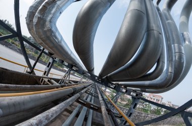 Rafineri içinde açık boru hatları