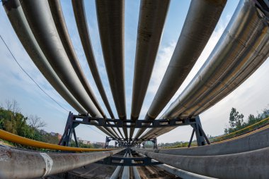 Rafineri içinde açık boru hatları