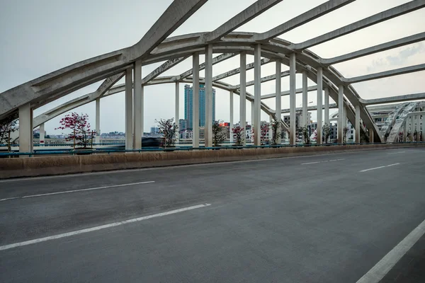 Puente moderno en el fondo del atardecer al aire libre — Foto de Stock