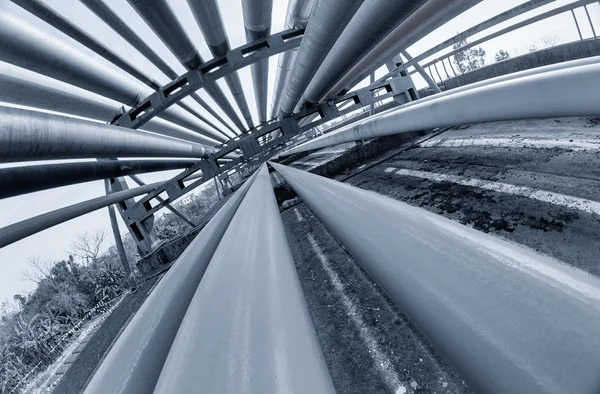 Pipelines ao ar livre na refinaria — Fotografia de Stock