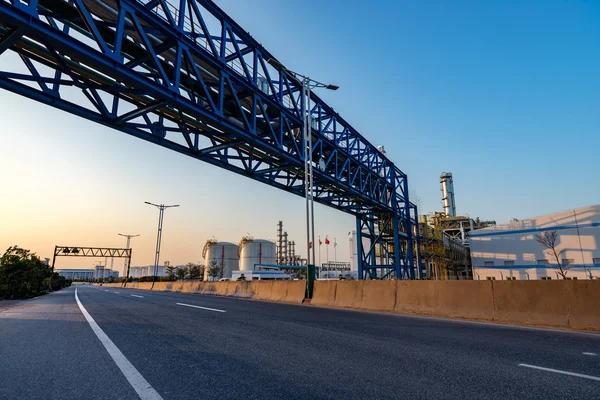 The road and refineries background — Stock Photo, Image