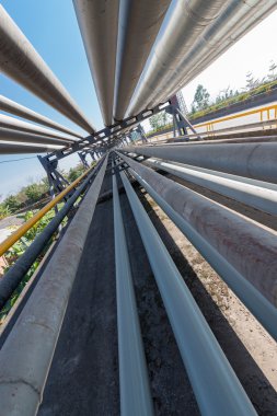 Rafineri içinde açık boru hatları