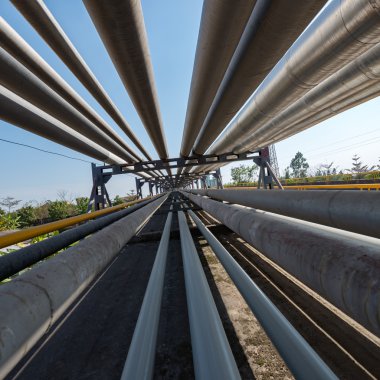 Rafineri içinde açık boru hatları