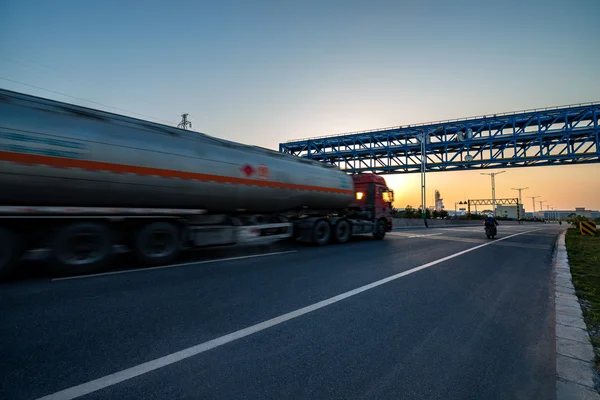 De achtergrond weg en raffinaderijen — Stockfoto