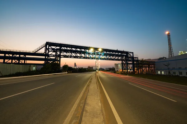 道路和炼油厂的背景 — 图库照片