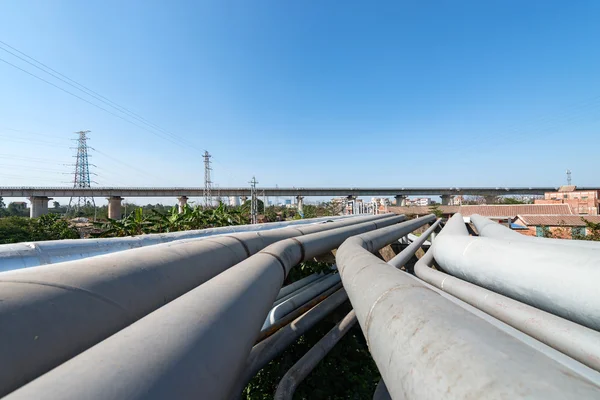 Utomhus rörledningar i raffinaderiet — Stockfoto