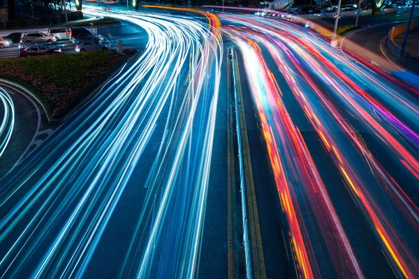 Het licht paden van de auto in de stad — Stockfoto