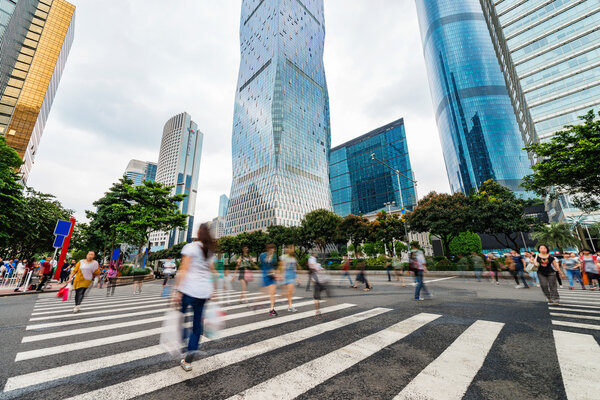 Пешеходы на дороге города
