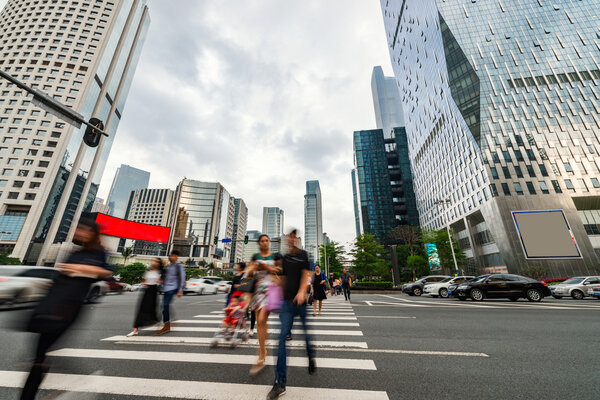 Пешеходы на дороге города
