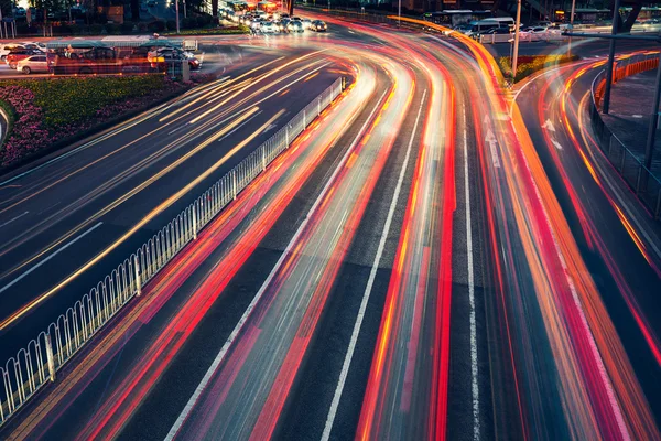 As trilhas de luz do carro na cidade — Fotografia de Stock