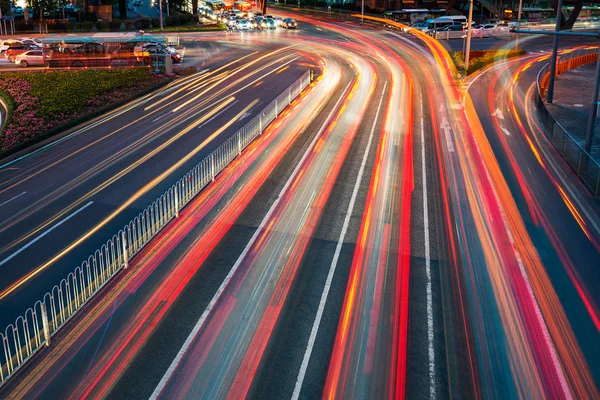 Los senderos de luz del coche en la ciudad —  Fotos de Stock