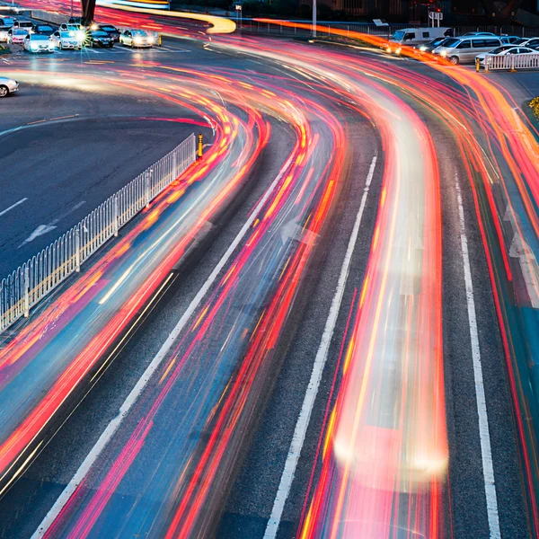 Le piste luminose auto in città — Foto Stock