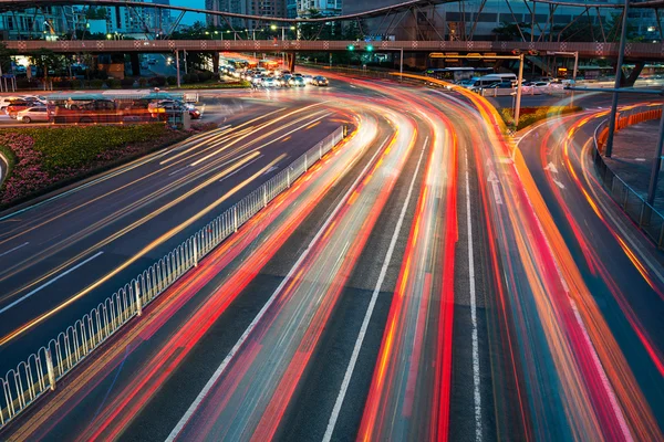 Het licht paden van de auto in de stad — Stockfoto