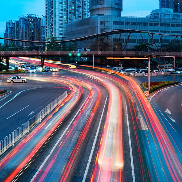 Het licht paden van de auto in de stad — Stockfoto