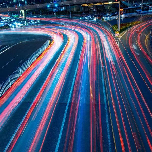 Los senderos de luz del coche en la ciudad —  Fotos de Stock