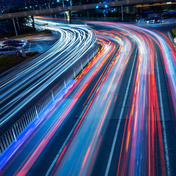 Die Autolichtwege in der Stadt — Stockfoto