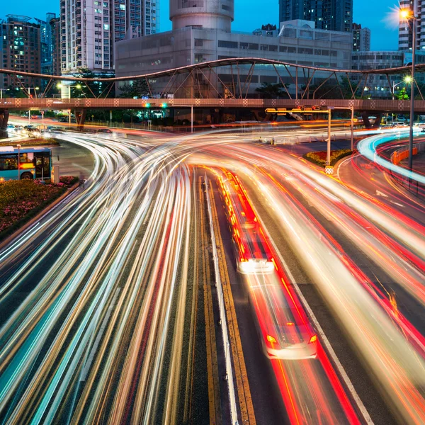 Die Autolichtwege in der Stadt — Stockfoto