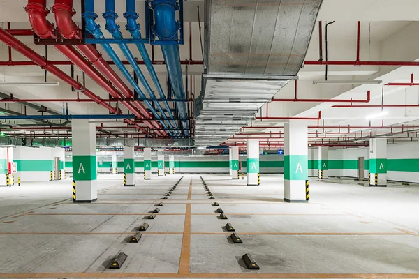 建物内の地下駐車場 — ストック写真