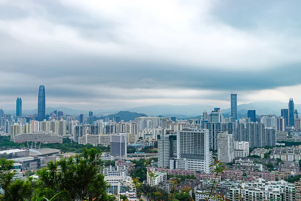 在夜晚的深圳市，中国的城市景观 — 图库照片