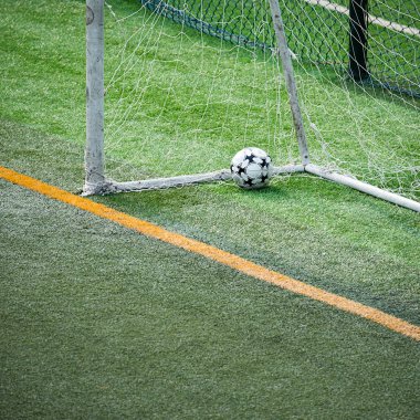 Yeşil çim futbol sahası arka planda