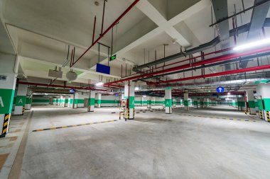 Binanın içinde yeraltı otoparkı