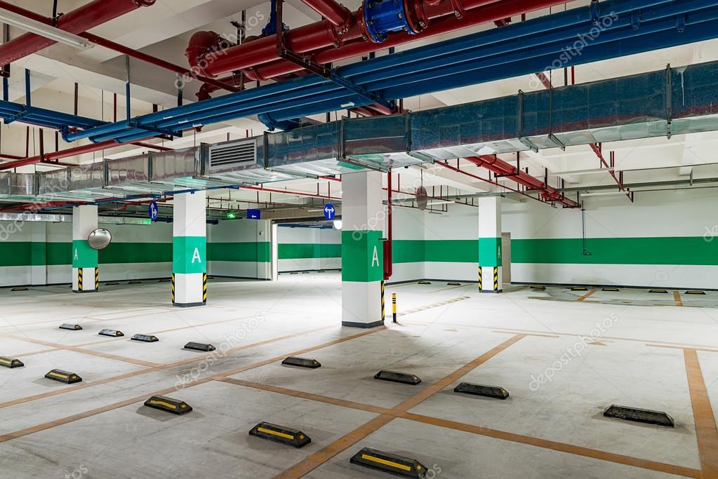 El garaje subterráneo en el edificio — Fotos de Stock © Liufuyu #110027704