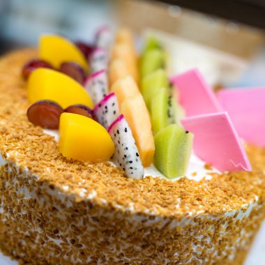 Meyveli kek ve her türlü lezzetli meyve