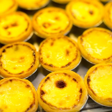 Yumurta tart Kek Dükkanı raflar içinde