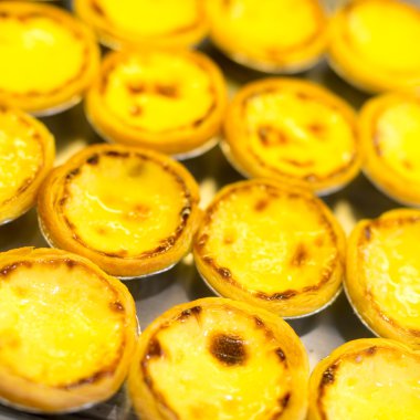 Yumurta tart Kek Dükkanı raflar içinde