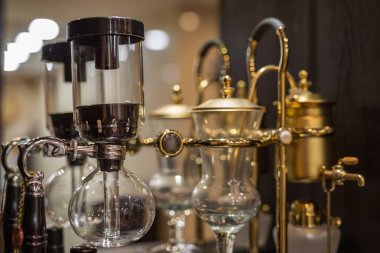 Kahve sifon tencere rafta