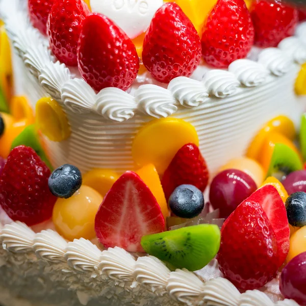 Fruit cake and all kinds of delicious fruit — Stock Photo, Image