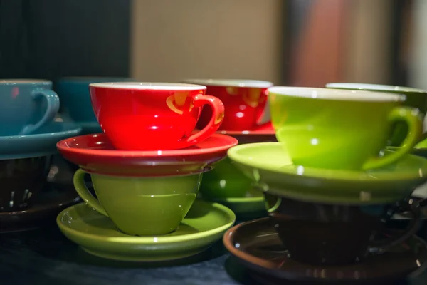 Colorida taza de café en el estante —  Fotos de Stock