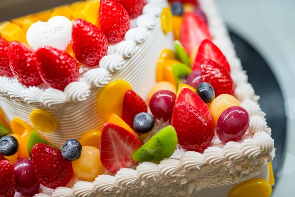 Fruit cake and all kinds of delicious fruit — Stock Photo, Image