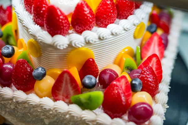 Fruit cake and all kinds of delicious fruit — Stock Photo, Image