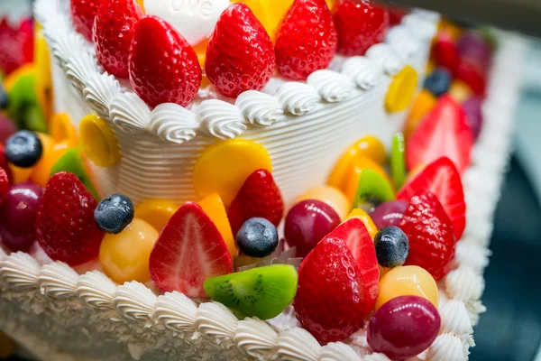 Fruit cake and all kinds of delicious fruit — Stock Photo, Image