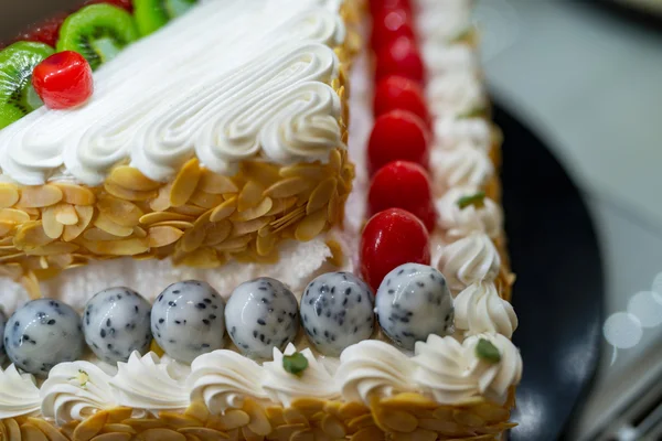 Fruit cake and all kinds of delicious fruit — Stock Photo, Image