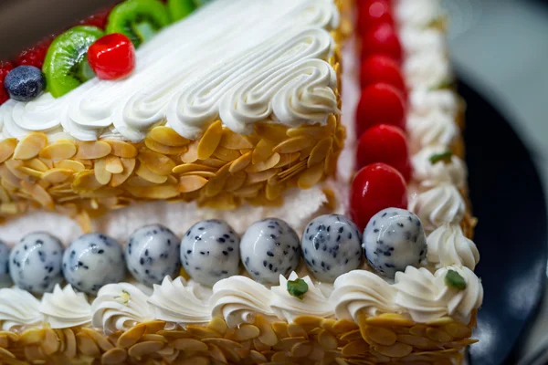 Fruit cake and all kinds of delicious fruit — Stock Photo, Image