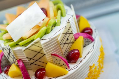 Meyveli kek ve her türlü lezzetli meyve