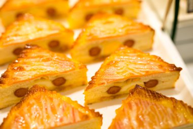 Pasta dükkanı sandviçte raflar