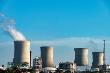 Kömür yakıtlı enerji santralleri mavi gökyüzü arka planda bacalardan