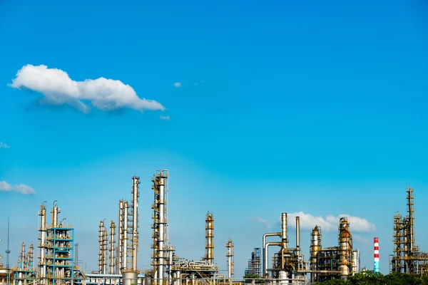 Usine pétrochimique avec ciel bleu — Photo