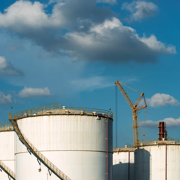 Petrokemisk anläggning med blå himmel — Stockfoto