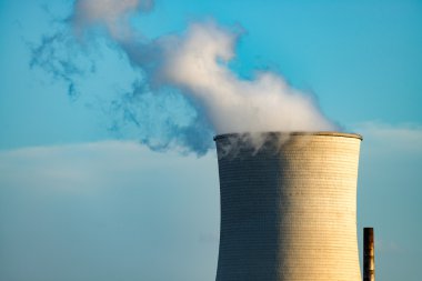 Kömür yakıtlı enerji santralleri mavi gökyüzü arka planda bacalardan