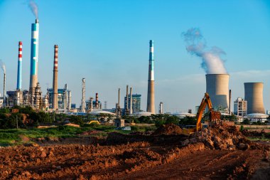 Kömür yakıtlı enerji santralleri mavi gökyüzü arka planda bacalardan