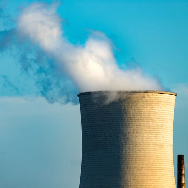 The smokestacks of coal-fired power plants in the blue sky background — Stock Photo, Image